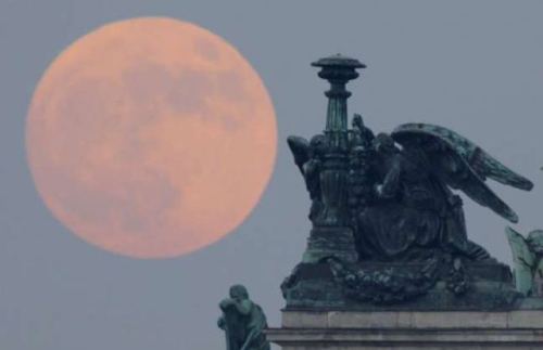 fiveoclockinthemorning:  luna en Europa<3