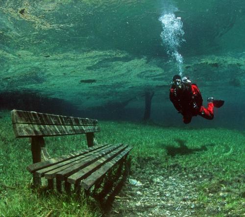     Every year Austria’s Green lake undergoes a dramatic transformation. During the winter mon