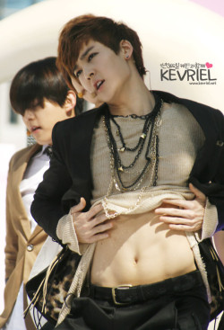 501kissesforyou:  KEVIN!!! *Q* cr: kevriel.net   OH LOOK. It&rsquo;s Kevin. Lifting up his shirt again and driving fangurls(and someboys?) wild to the point of extreme drooling and spazzing&hellip;possibly some seizures. Thanks a lot u SEXY BEAST