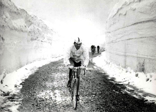 cadenced:  Vittorio Adorni crosses the snow-covered Stelvio Pass in the Giro d’Italia. Thanks to Vel