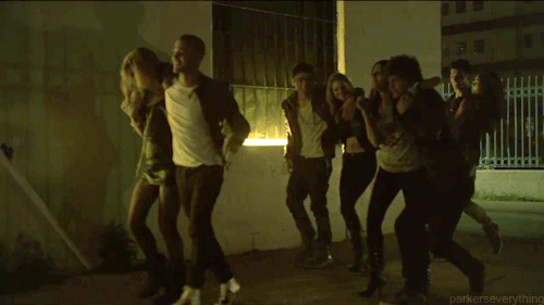 krissy-bear:  abbehtron:  parkerseverything:  HOLD UP is Siva carrying his girl 