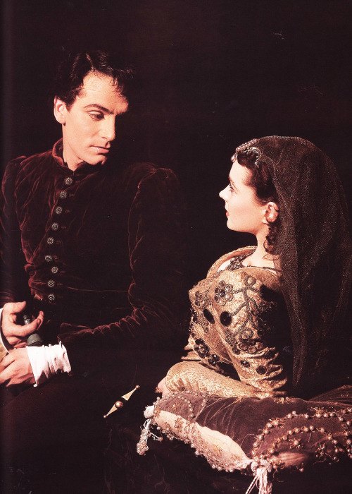 sharontates:Laurence Olivier and Vivien Leigh in their theatre production of Romeo and Juliet (1940)