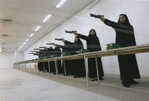 fotojournalismus:The Women’s Police Academy of Tehran, November 2004.Photo by Alexandra Boulat