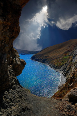 magicalnaturetour:   Window on the rocks by Mr. Alantus :) 