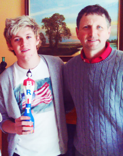 bobfly:  Niall a few days ago with his Dad and his Brit Award. 