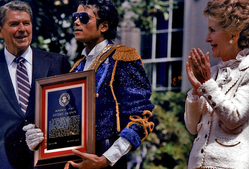 mjsloveslave:  The President of the United States receives an award from an elderly White couple. 