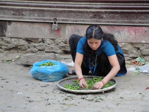 Street life…cleaning peas…amidst the din…in Kathmandu, Nepal Source: Zacapatist