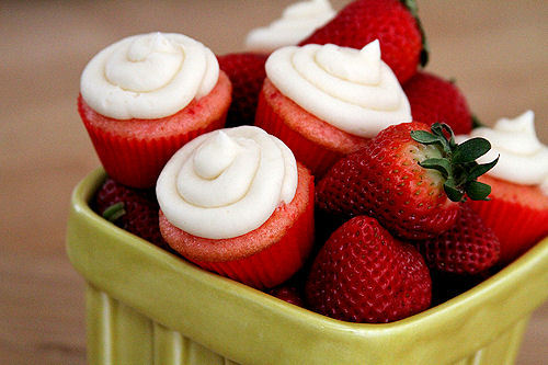 desserts-n-sweets:   strawberry baby cakes with vanilla buttercream frosting  desserts-n-sweets.tumblr.com
