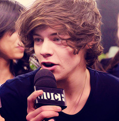 cali1d:  Niall in the background of the 3rd pic! 