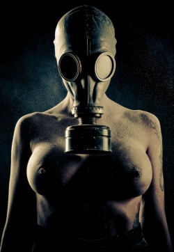 deviant-tradition:  Not usually into girls wearing gasmasks, but I found this one very attractive…