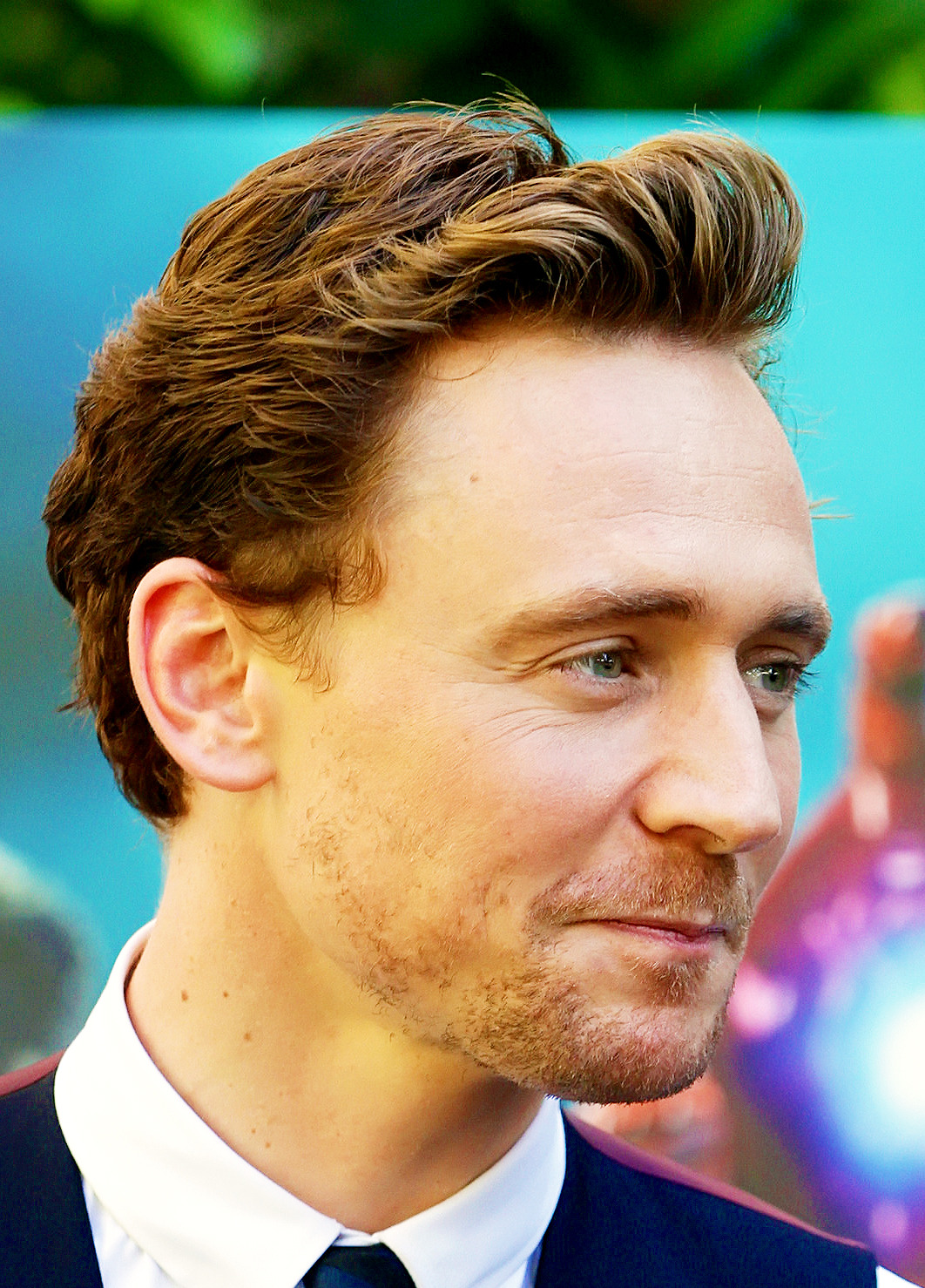 hiddleshasthegiggles:  are his eyes blue or green? cause they look green here  Blue