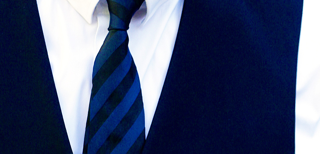 hiddleshasthegiggles:  are his eyes blue or green? cause they look green here  Blue