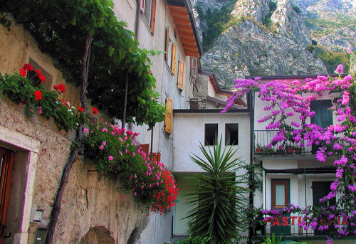 Buildings in Limone, a small town on Garda Lake, Italy (by NatashaP).