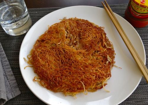 Pan-fried noodles with shredded pork and bean sprouts, another very home-style working lunch chez Zu