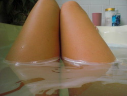 amixxxoffearandpassion:  taking a bath while trying to respond to all my horny follower:) 