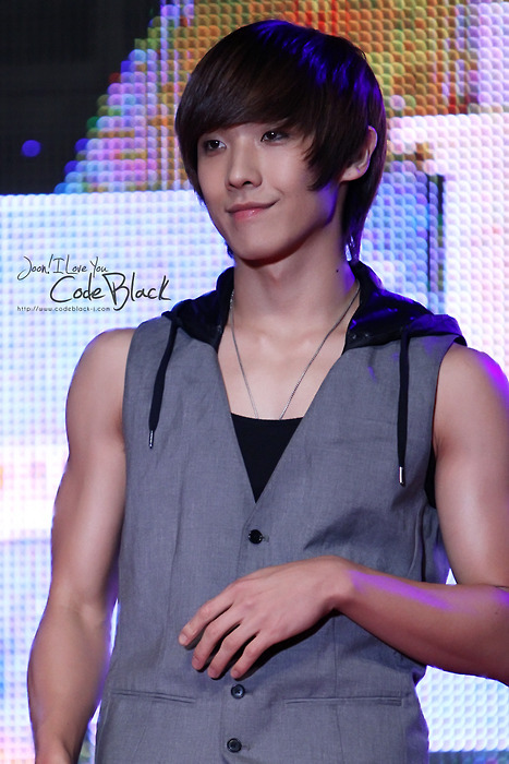 spunktasticdreams:  His arms are like fucking cannons. Can I…. Can I lick one?Please?    Those arms.those muscles eeep hes perfect!