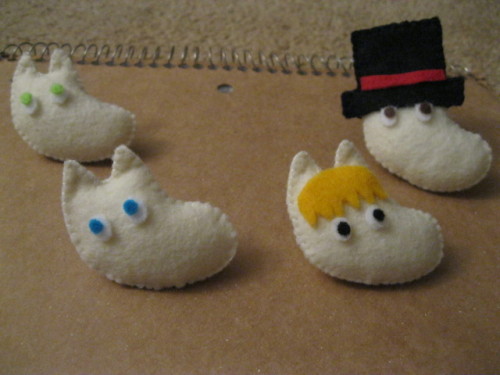 thatmotherfuckingcat:  merriberry:  notyourwaifu:  The Moomin family plus Snorkmaiden, in plushie brooch form. Stuff like this can take up your whole day if you also do other things while doing this. I have materials to make two more sets, though I’m