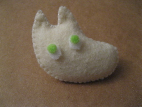 thatmotherfuckingcat:  merriberry:  notyourwaifu:  The Moomin family plus Snorkmaiden, in plushie brooch form. Stuff like this can take up your whole day if you also do other things while doing this. I have materials to make two more sets, though I’m