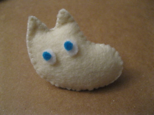 thatmotherfuckingcat:  merriberry:  notyourwaifu:  The Moomin family plus Snorkmaiden, in plushie brooch form. Stuff like this can take up your whole day if you also do other things while doing this. I have materials to make two more sets, though I’m