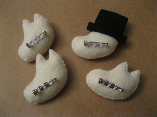 thatmotherfuckingcat:  merriberry:  notyourwaifu:  The Moomin family plus Snorkmaiden, in plushie brooch form. Stuff like this can take up your whole day if you also do other things while doing this. I have materials to make two more sets, though I’m