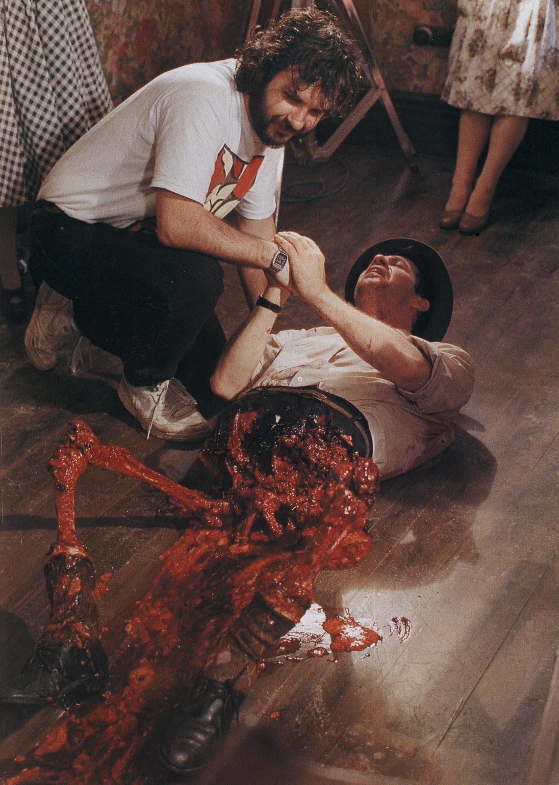 jackchop:  Peter Jackson on the set of Braindead (1992)  o cara tá passando mal