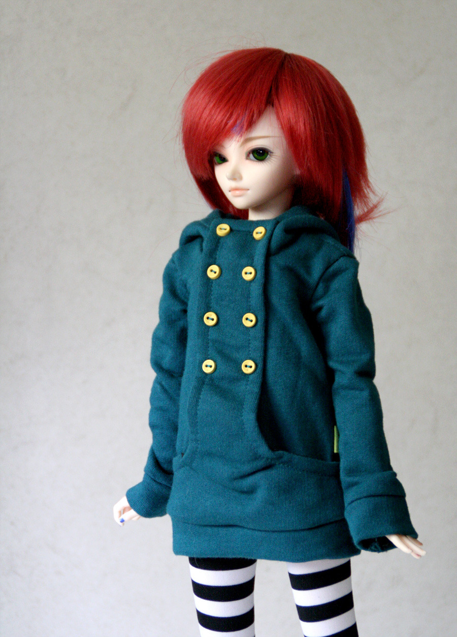 I bought myself, well to the doll though, a new sweater.
I actually thought it would be more at the teal~ish way than blue, but I still adore this