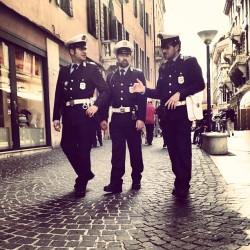 Squadra Anticrimine #italy #igerspadova #polworld #occupyaltino#veneto #cops#zanonato#padovafotografia  (Scattata con Instagram presso Louis Vuitton)