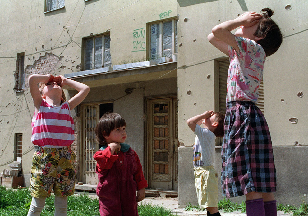 snowce:  Rikard Larma, Children look up at fighter jets enforcing the no-fly-zone