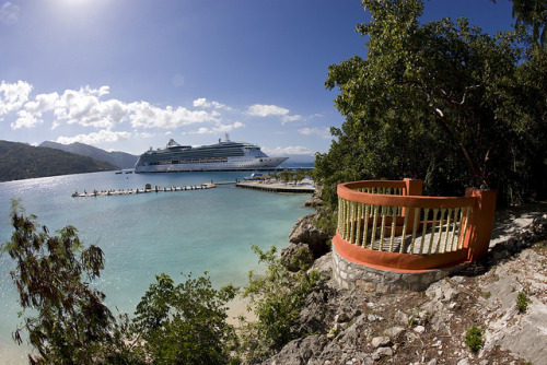 &ldquo;Jewel of the Seas&rdquo; cruise ship at Labadee, Haiti (by blueheronco).