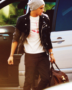 itsa1dfulworld:  he stole Louis’ shirt. 