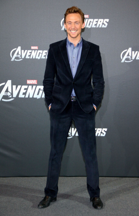 Tom Hiddleston's power stance appreciation post