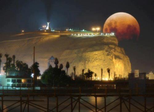 miedoalas-alturas:  apaguelasluces:  varoman:  El morro de arica, Chile (Luna gigante)  Nunca había visto arica en mi dash,que orgullo.XDDD  fuí una pura vez arica y era hermoso <3  