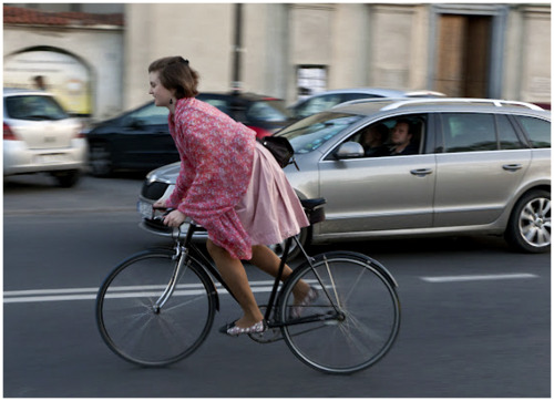 MORE CYCLE CHIC : This cover image is a still taken from an animation on Vimeo. It is just so chic a