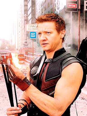 agradezco al universo que le cambiaron el traje a Hawkeye e_e
