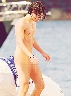 -harrystyles:  Harry Styles skinny dipping