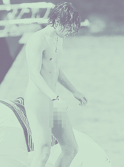 -harrystyles:  Harry Styles skinny dipping in Sydney 