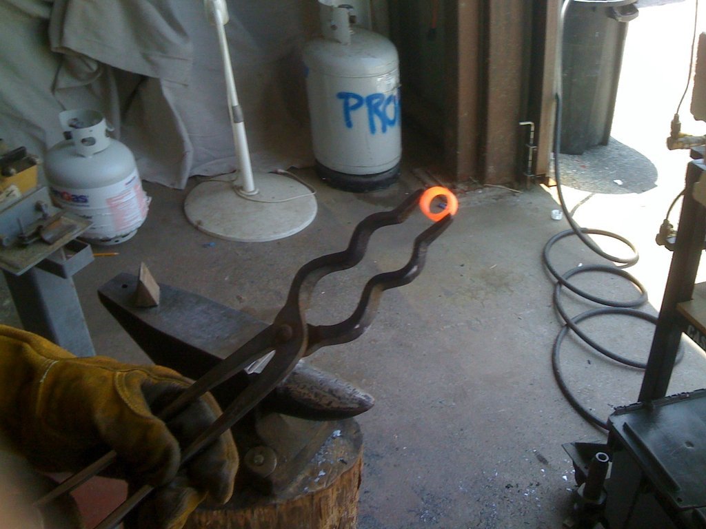 theeverydaygoth:  appleznbananaz:  samaralex:  This man forged his own wedding ring. 