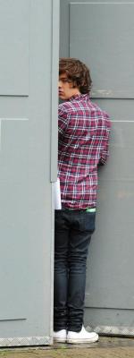 mrs-zayn-javaad-malik:  lalalovinstylesx:  Only reblogging because he has absolutely no butt…at all.  It’s okeh, Harreh, your boyfriend’s got enough bum for both of you. xoxo 