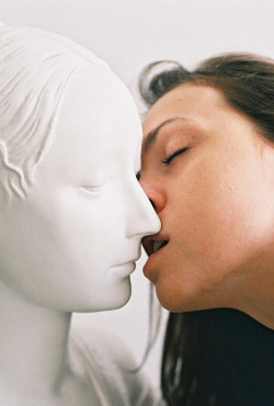 valt1:  My statue give me a kiss, a french kiss - Sasha Kurmaz - torride baisé avec une statue 