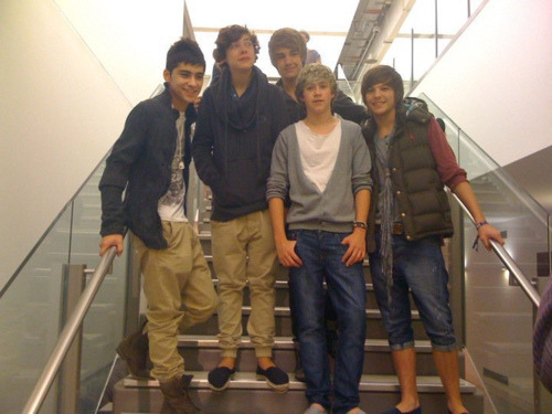 t-hickshake:  mango-e:  harry-curly-styles:  liam-you-cutiecx:  1der-struck:  How could you NOT reblog this..? #xfactordays  lou what in thee FUCK are you wearing  those days where they didnt match their clothes and lou didnt wear so much stripes :’) 