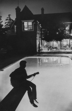 chees-us:  17-year-old Ricky Nelson — at the height of his fame as a teen idol, TV star in his family’s sitcom, and rockabilly hitmaker — plays guitar in the backyard of the Nelson family’s Hollywood home in 1958. (x) 