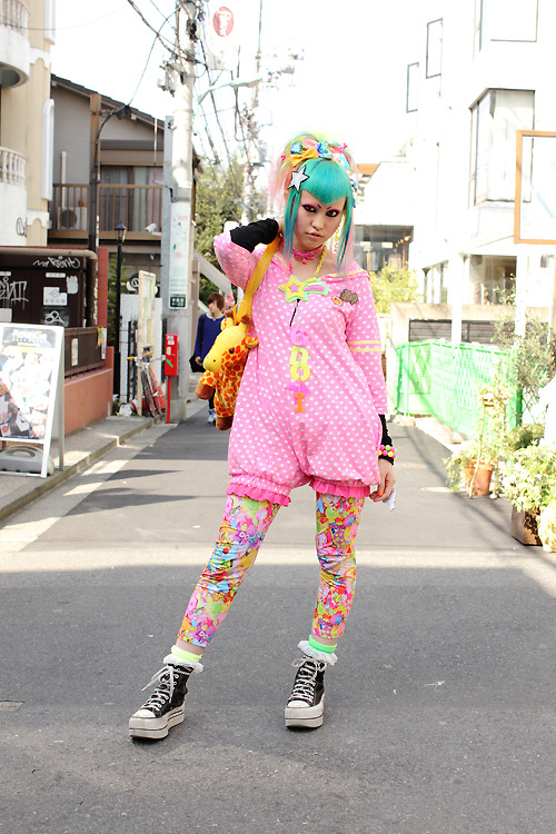 glitter-icecream:  Vani, a 6%dokidoki shop girl. Very recent street snap.