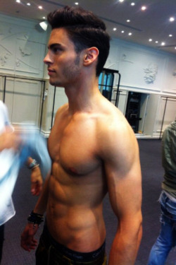 romancingthelookyloos: I want his body. :) 