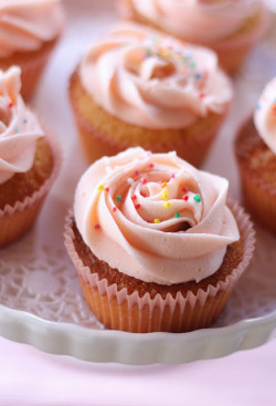 gastrogirl:  classic vanilla cupcakes with
