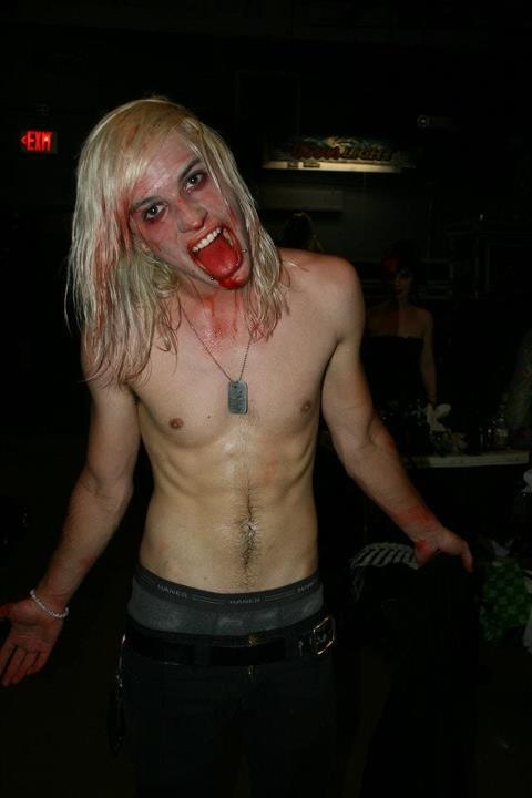 shakethis-sleep:  Asdfghjkl help he’s too perfect to live in the same world as