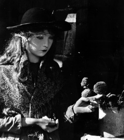  Lillian Gish 