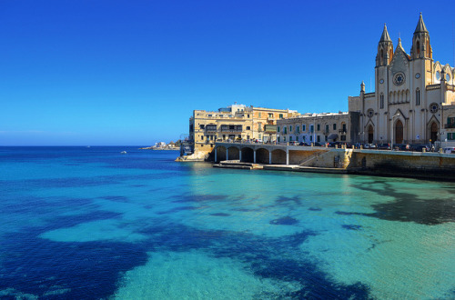 The turquoise waters of Balluta Bay in Silema, Malta (by albireo2006).