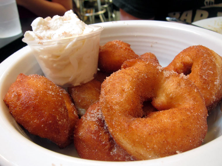 coconut-cola:  daisy-paradise:   r—e-l-a-x:  lue-lla:  cinammon doughnuts    fuck