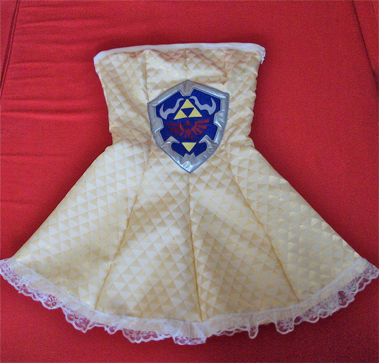 pwnlove:  Dressed In Triforces Ladies, it’s time to be bedazzled by the magic of