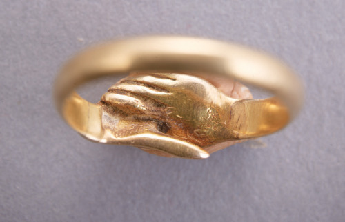 loquaciousconnoisseur:Gold ‘fede’ or betrothal ring, the bezel of the ring is made in the form of tw